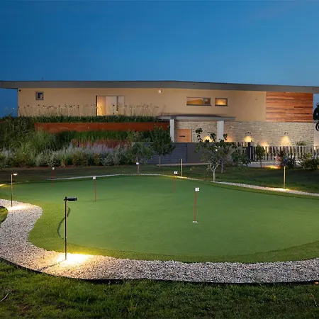 Puerto De Paz For 8 People With 60 M2 Heated Pool, Sea View And Private Mini Golf Vodnjan